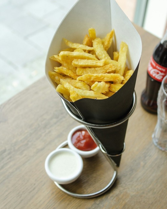 Sfeerbeeld (Unsplash): friet in een papieren zak