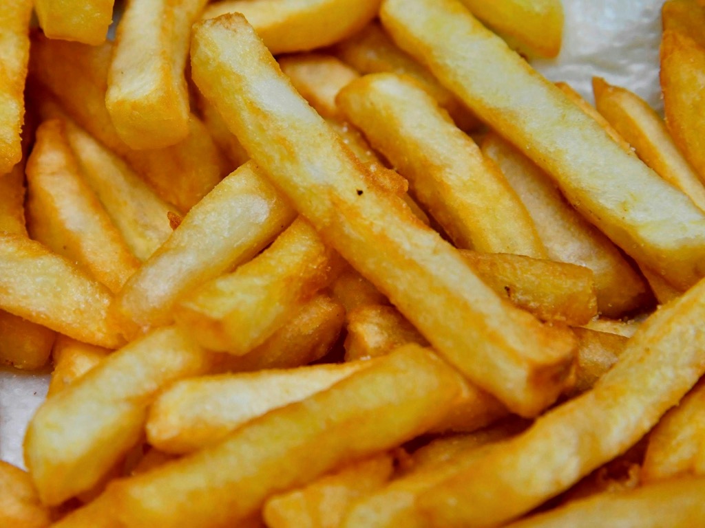 Sfeerbeeld (Unsplash): krokante frietjes in close-up