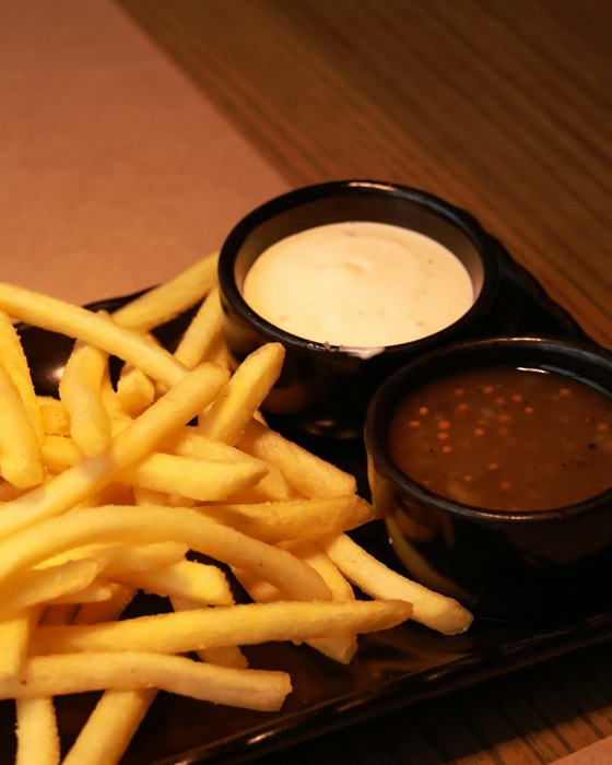 Sfeerbeeld (Unsplash): friet met sauspotjes